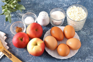 Низкоуглеводная шарлотка с яблоками