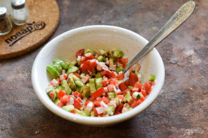 Брускетты с крабовыми палочками и авокадо