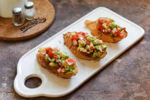 Брускетты с крабовыми палочками и авокадо