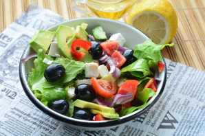 Салат с авокадо и маслинами