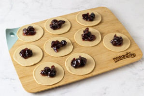 Вареники с вишней из цельнозерновой муки