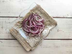 Слоеный салат с яблоками и сыром