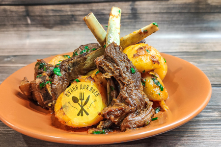 Бараньи ребра с картошкой в казане