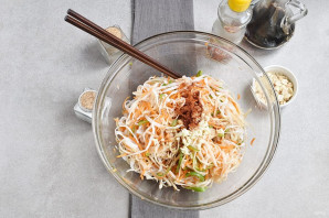 Салат с рисовой лапшой
