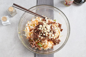 Салат с рисовой лапшой