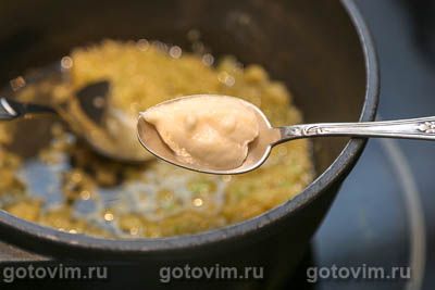 Свиная грудинка с соусом из хрена и яблок