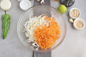 Салат с рисовой лапшой