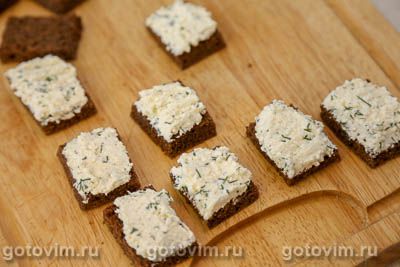 Бутерброды с красной икрой и творогом и укропом
