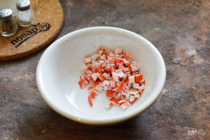 Брускетты с крабовыми палочками и авокадо