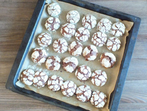 Шоколадное печенье с кракелюрами