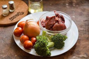 Салат с печенью и брокколи