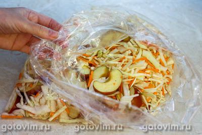 Утиные ножки с яблоками и капустой, запеченные в рукаве