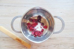 Пирог с вишней и абрикосами