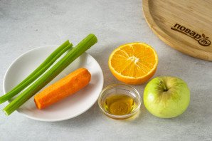 Смузи из сельдерея, яблока и апельсина