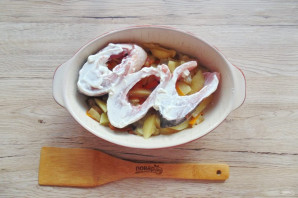 Карп запеченный в сметане с овощами Карп запеченный в сметане с овощами