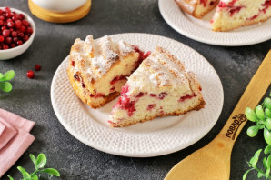 Шарлотка с брусникой