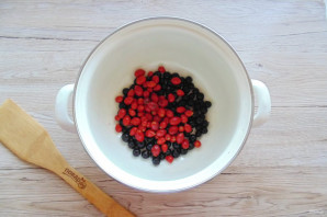 Компот из шиповника с черной смородиной Компот из шиповника с черной смородиной