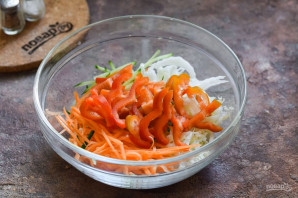 Салат с китайской капустой и курицей