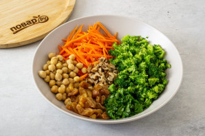 Салат из нута с брокколи