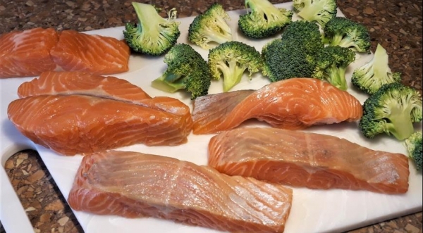 Лосось в сливках с брокколи, шпинатом, и помидорами черри, пошаговый рецепт с фото