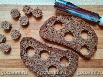 Двойной горячий бутерброд с сосисками и яичницей