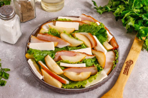 Салат с грушей и беконом