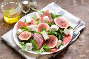 Салат с инжиром и рукколой