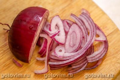 Салат из говяжьего сердца с яйцом, маринованным луком и сладким перцем