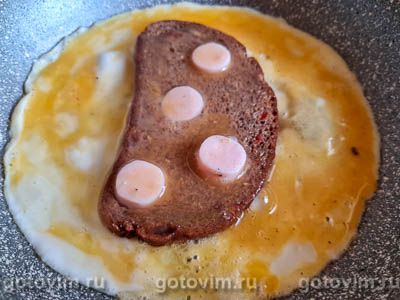 Двойной горячий бутерброд с сосисками и яичницей