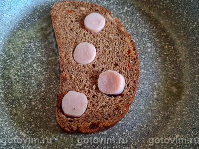 Двойной горячий бутерброд с сосисками и яичницей