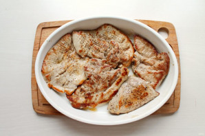 Свинина с маринованными помидорами