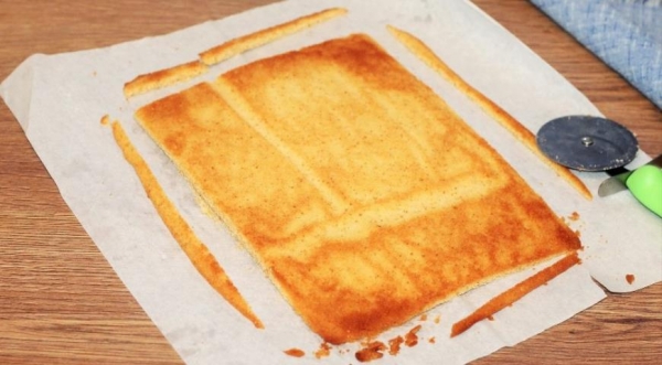 Медовые пирожные с кремом и джемом, пошаговый рецепт с фото