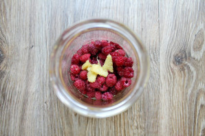 Малиновая настойка на самогоне