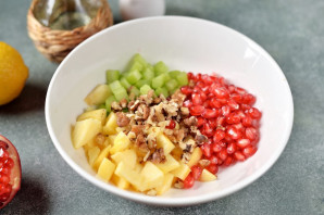 Салат с сельдереем и гранатом