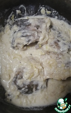 Карась, тушенный с яблоками