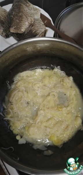 Карась, тушенный с яблоками