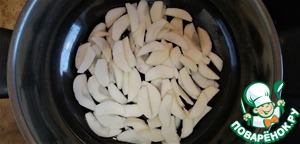 Карась, тушенный с яблоками