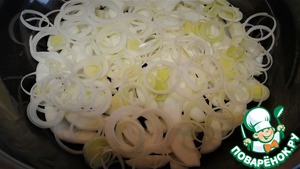 Карась, тушенный с яблоками