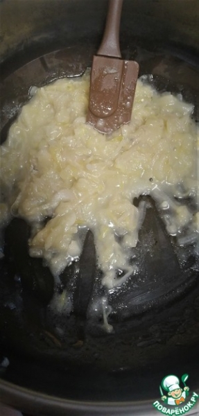 Карась, тушенный с яблоками