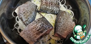 Карась, тушенный с яблоками