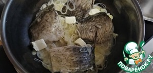 Карась, тушенный с яблоками