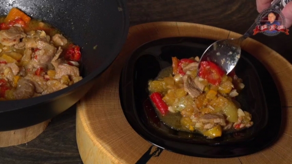 Мясо в соевом соусе в казане с болгарским перцем по-русски. Мясо в соевом соусе в казане с болгарским перцем по-русски.