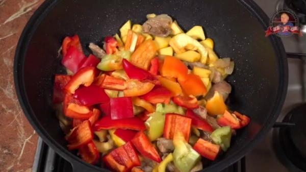 Мясо в соевом соусе в казане с болгарским перцем по-русски. Мясо в соевом соусе в казане с болгарским перцем по-русски.