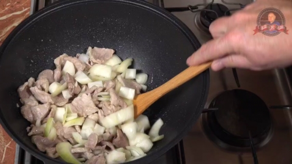 Мясо в соевом соусе в казане с болгарским перцем по-русски. Мясо в соевом соусе в казане с болгарским перцем по-русски.