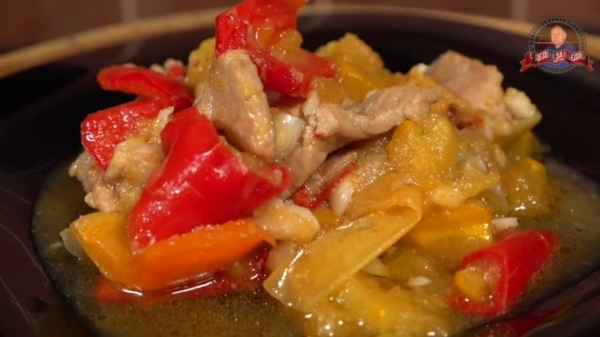 Мясо в соевом соусе в казане с болгарским перцем по-русски. Мясо в соевом соусе в казане с болгарским перцем по-русски.