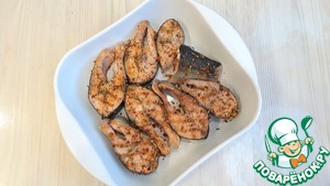 Пряная горбуша под голландским соусом