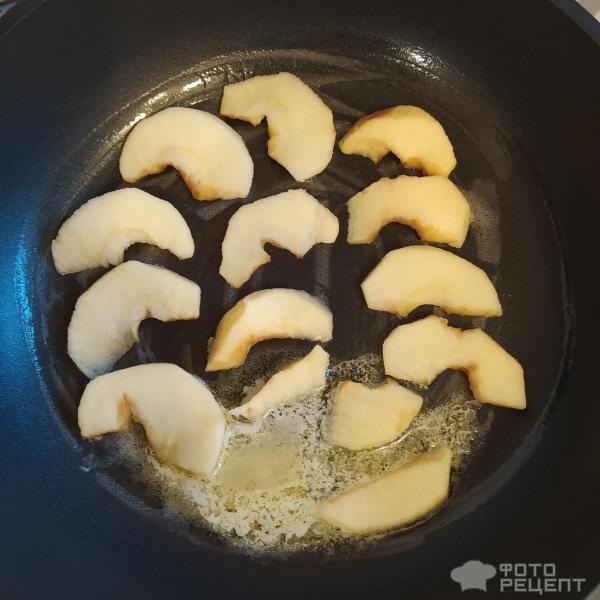 Рецепт: Быстрый пирог с яблоками - На сковороде Рецепт: Быстрый пирог с яблоками - На сковороде