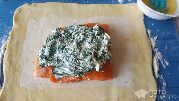 Рецепт: Слоеный пирог с форелью - на подушке шпината со сливочным сыром Рецепт: Слоеный пирог с форелью - на подушке шпината со сливочным сыром
