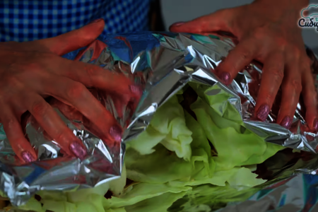 Свинина с начинкой запеченная в листьях капусты в духовке Свинина с начинкой запеченная в листьях капусты в духовке