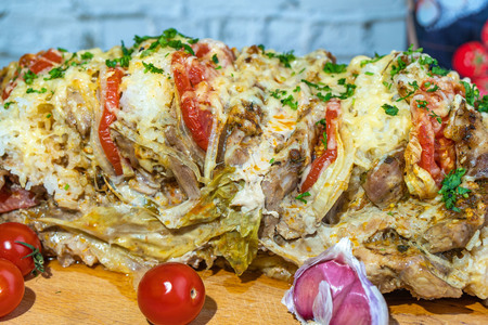 Свинина с начинкой запеченная в листьях капусты в духовке Свинина с начинкой запеченная в листьях капусты в духовке